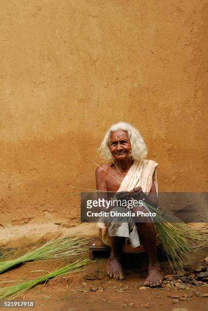 ho tribes woman weaving, chakradharpur, jharkhand, india - chakradharpur stock pictures, royalty-free photos & images