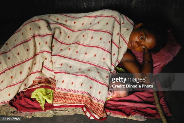 ho tribes mother with baby, chakradharpur, jharkhand, india - chakradharpur stock pictures, royalty-free photos & images