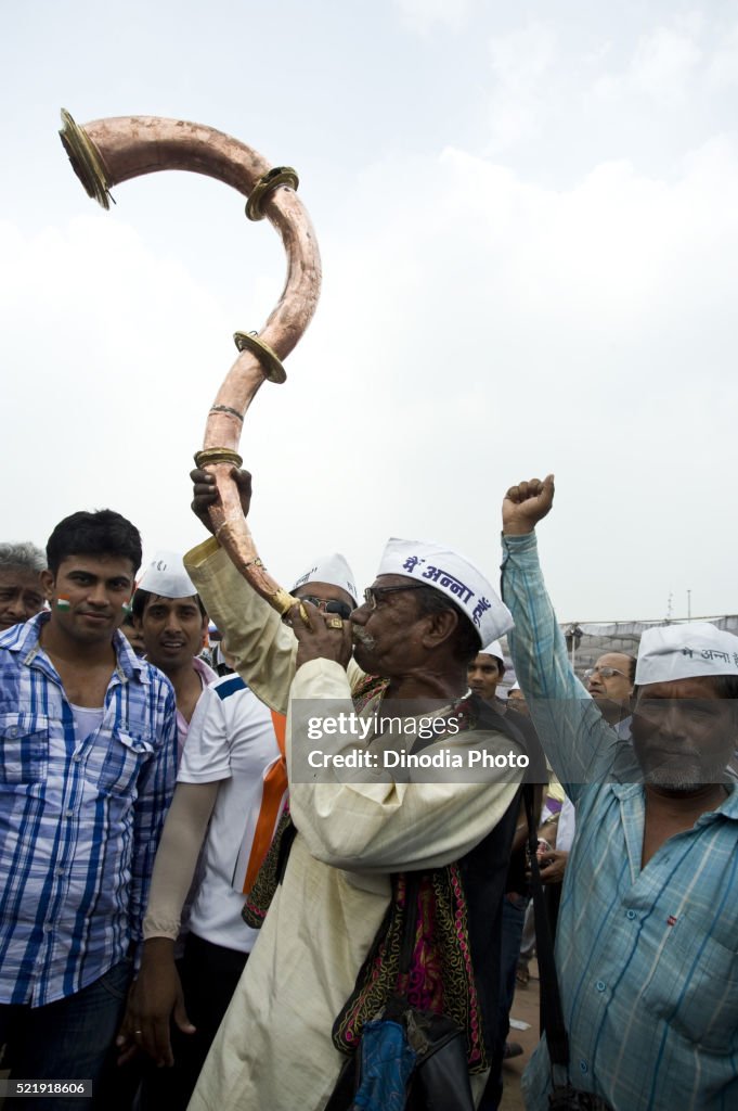 Anna Hazare Supporters playing trumpet at ramlila maidan, new delhi, India, Asia
