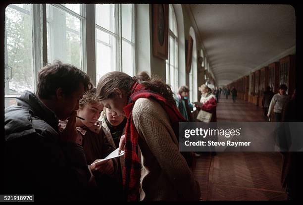 students in a long hallway - st petersburg school stock pictures, royalty-free photos & images