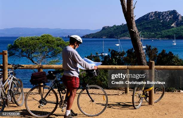 cyclist reading his map - porquerolles photos et images de collection