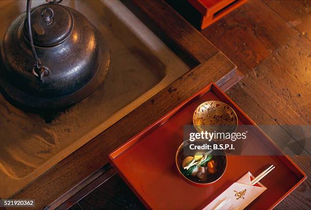 serving tray on floor by irori hearth at sanso murata resort - sanso fotografías e imágenes de stock