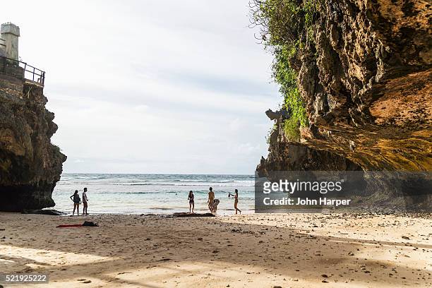 tourists at beach, uluwatu, bali - uluwatu stock pictures, royalty-free photos & images