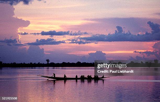 passengers on a piroque at sunset on the niger river in mali - rio níger imagens e fotografias de stock