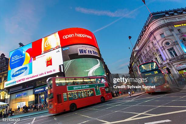 london traffic in piccadilly circus - piccadilly circus stock-fotos und bilder
