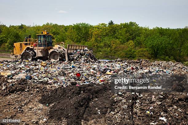 landfill - vertedero de basuras fotografías e imágenes de stock