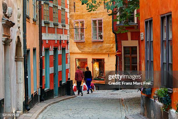tyska briken alley in the old town, gamla stan, stockholm, sweden - stockholm stockfoto's en -beelden