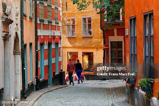 tyska briken alley in the old town, gamla stan, stockholm, sweden - stockholm summer stockfoto's en -beelden