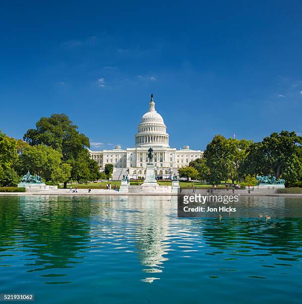 the us capitol and reflecting pool. - washington dc stock-fotos und bilder
