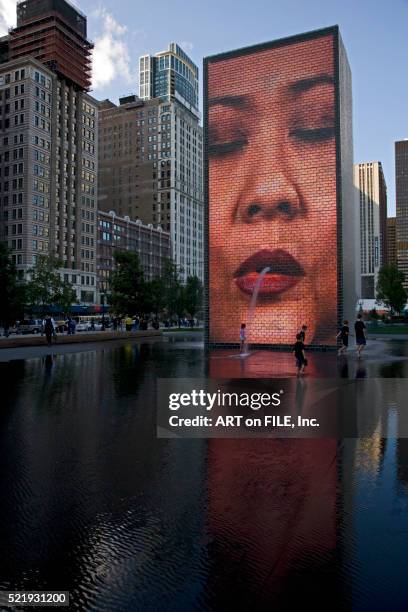 crown fountain at millennium park - michiganmeer stockfoto's en -beelden