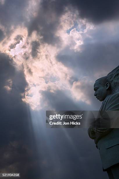 the martin luther king jr memorial, washington, dc. - martin luther king jr memorial washington dc stock pictures, royalty-free photos & images