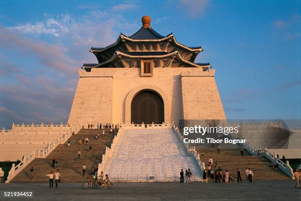 taiwan taipei chiang kai shek memorial - chiang kaishek gedenkhalle stock-fotos und bilder