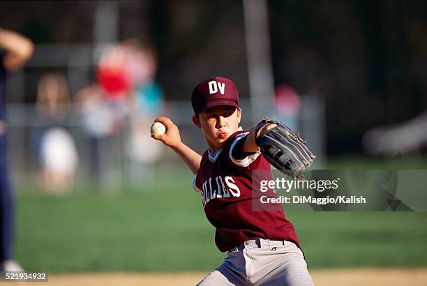 boy pitching baseball - pitcher di baseball fotografías e imágenes de stock