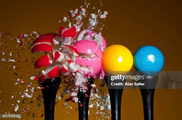 gumball explosion - kaugummiautomat stock-fotos und bilder