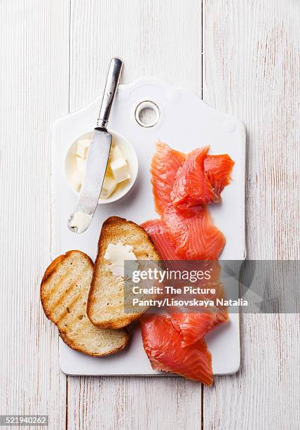 salted smoked red fish and grilled slices of bread for breakfast - peixe vermelho - fotografias e filmes do acervo