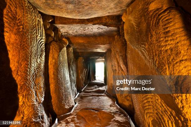 the gavrinis passage tomb in morbihan - d�ólmen - fotografias e filmes do acervo