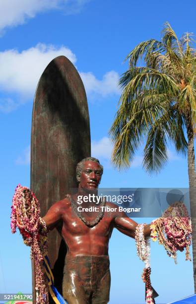 hawaii, oahu, waikiki, duke paoa kahanamoku statue, - duke kahanamoku stock-fotos und bilder