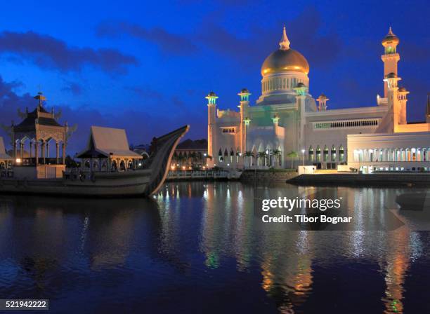 omar ali saifuddien mosque in brunei - bandar seri begawan foto e immagini stock