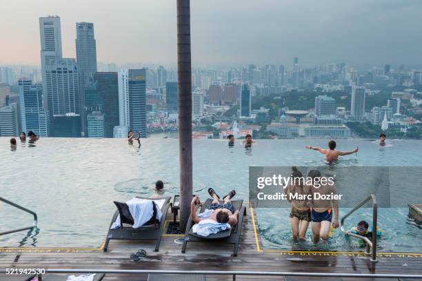 marina bay sands swimming pool - pool marina bay sands hotel singapore stock pictures, royalty-free photos & images