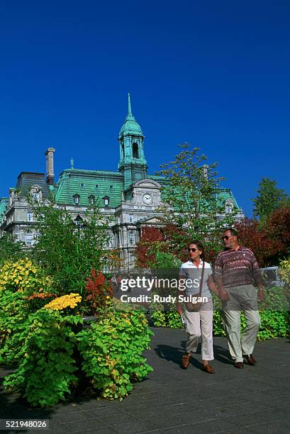 place jacques-cartier and hotel de ville in montreal - hotel de ville montreal stock pictures, royalty-free photos & images