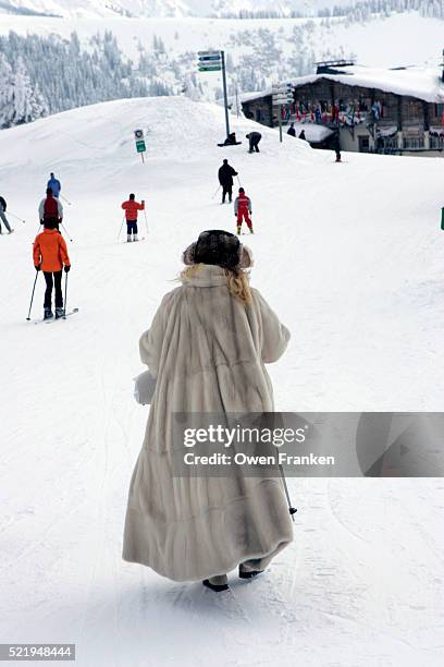 woman in fur coat at ski resort - archive 2005 foto e immagini stock