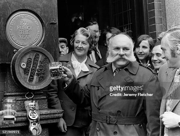 English comedian Jimmy Edwards presents the Evening Standard Pub of the Year award to the Duke of Cumberland in Parsons Green, London, 1971.
