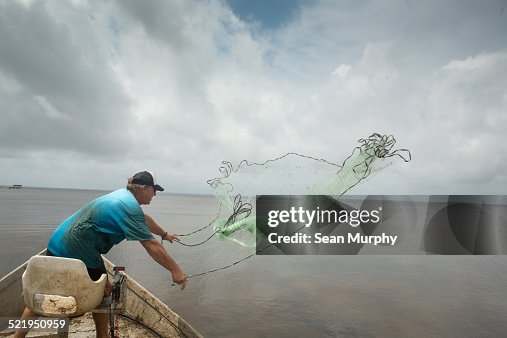 https://media.gettyimages.com/id/521950959/photo/mullet-fisherman-throwing-a-cast-net.jpg?s=170667a&w=gi&k=20&c=LXIaiII4kGEyYuuY5GmYhjJsIgQoK_Uz1ympZ3dinnA=