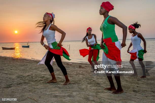 lanigi garifuna dancers in honduras - honduras people stock pictures, royalty-free photos & images