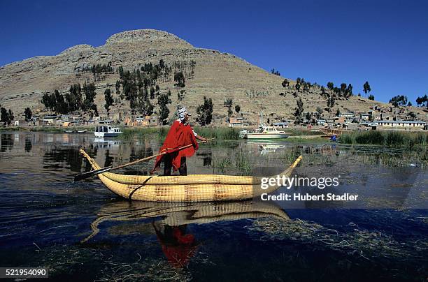 paulino esteban in a reed boat at surignui, lake titicaca - lago titicaca fotografías e imágenes de stock