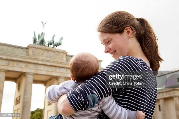 mother and baby at the brandenburger tor - brandenburg gate berlin stockfoto's en -beelden