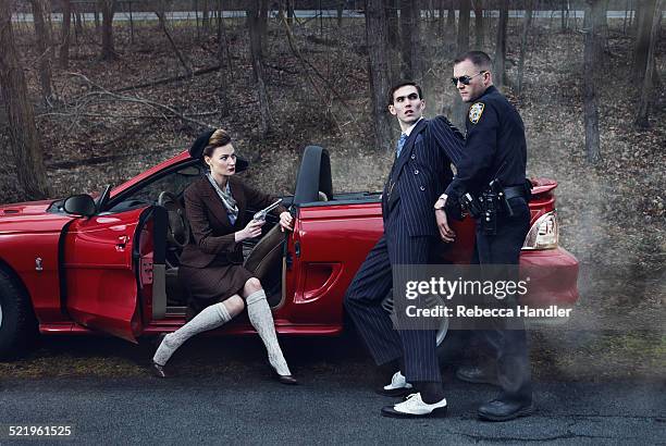 vintage woman in car pointing gun at man - bonnie and clyde stock-fotos und bilder