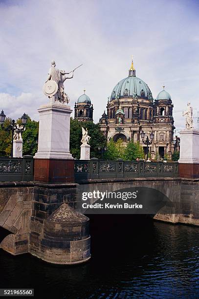 schlossbrucke bridge and berlin cathedral - pont du château photos et images de collection