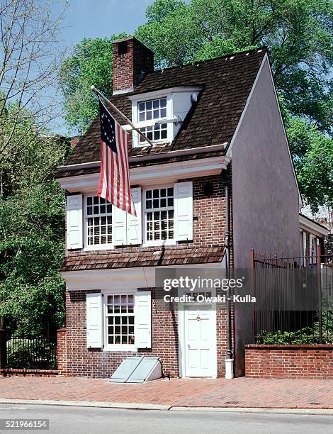 betsy ross house, philadelphia - pennsylvania colony flag bildbanksfoton och bilder