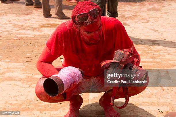 red powder covered photographer - paul linse stock-fotos und bilder