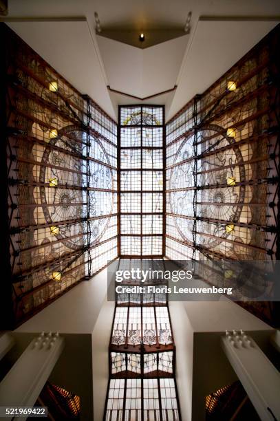 leaded glass windows in scheepvaarthuis - floris leeuwenberg stock pictures, royalty-free photos & images