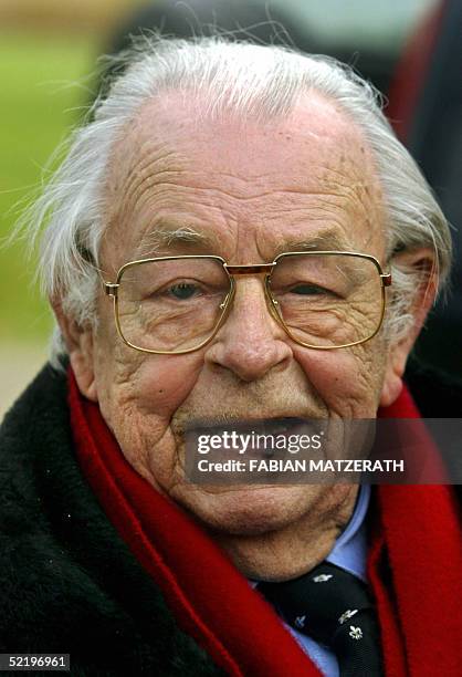Picture taken 06 November 2004 in Storkow, east, shows German Hans-Juergen Wischnewski, a former Social Democrats politician and Middle East expert....