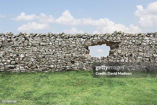 wall with hole - muro di pietra foto e immagini stock