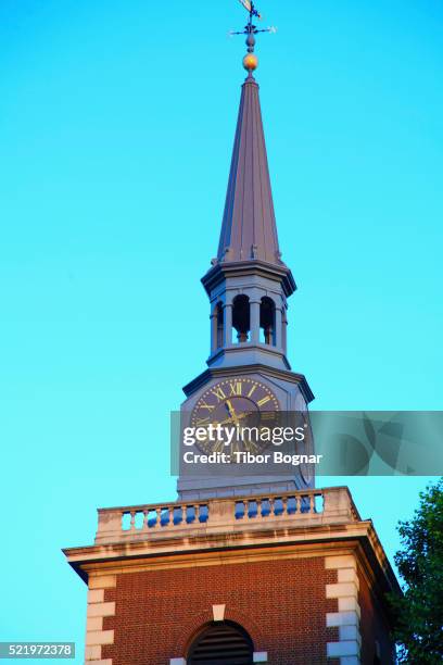 london, piccadilly, st james's church - guglia foto e immagini stock