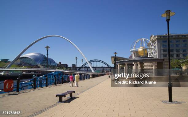 newcastle's quayside - gateshead millennium bridge stockfoto's en -beelden