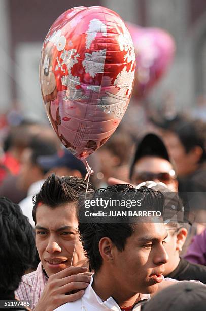 Jovenes participan de la ceremonia de casamientos simbolicos entre homosexuales en el dia de San Valentin, en la ciudad de Mexico, el 14 de febrero...