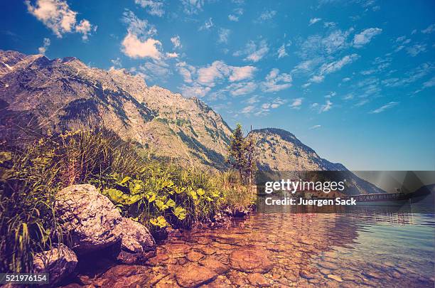 passeios de barco na igreja de são bartolomeu, königssee (berchtesgaden - igreja de são bartolomeu berchtesgaden - fotografias e filmes do acervo