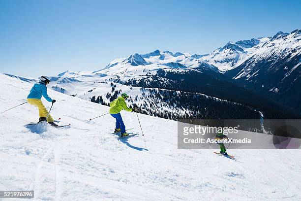 family ski vacation - family skiing bildbanksfoton och bilder
