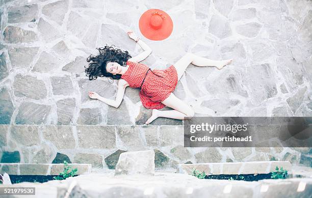 caído cuerpo de mujer tendido sobre tierra - unconscious fotografías e imágenes de stock