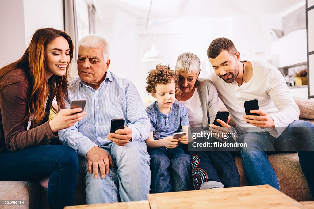 Familie mit Smartphones