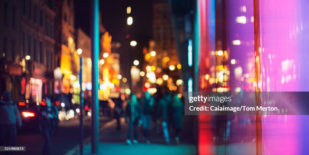 Straßenlaternen der städtischen Stadtstraße in der Nacht