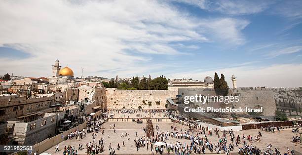 israel, jerusalem, wailing wall with the gilded dome of the rock on the left and the al-aqsa mosque on the right - wailing wall stock pictures, royalty-free photos & images