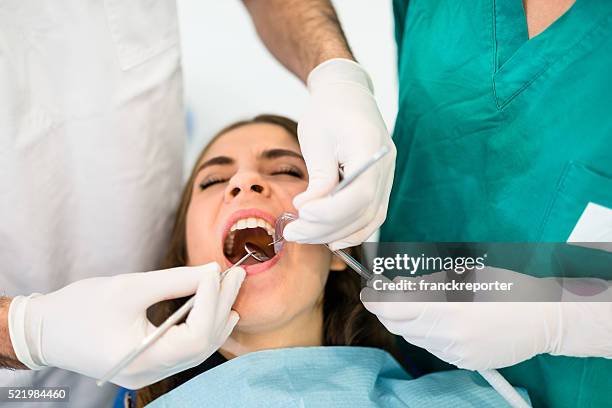 schmerzen während der operation - dentist phobia stock-fotos und bilder