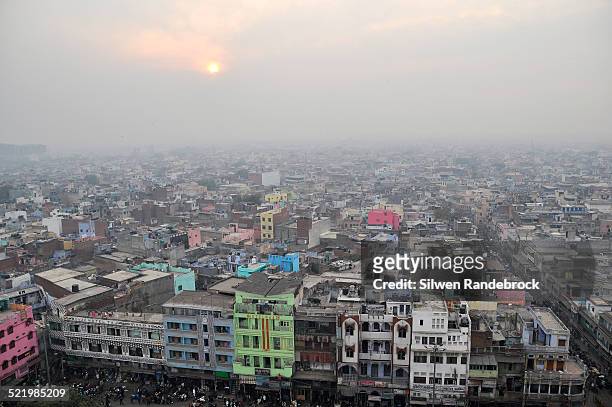 view of old delhi, from the minaret of the jama masjid mosque, chandni chowk, new delhi, delhi, india - new delhi pollution stock pictures, royalty-free photos & images
