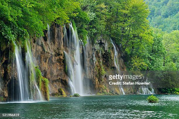 waterfall, plitvice lakes national park, plitvicka jezera or plitvice jezera, lika-senj county, croatia - plitvicka jezera croatia stock-fotos und bilder