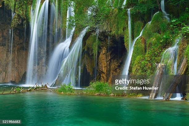 waterfall, plitvice lakes national park, plitvicka jezera or plitvice jezera, lika-senj county, croatia - plitvicka jezera croatia stock-fotos und bilder